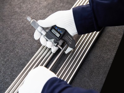 Njirimara isi na uru akụrụngwa nke mkpanaka Titanium